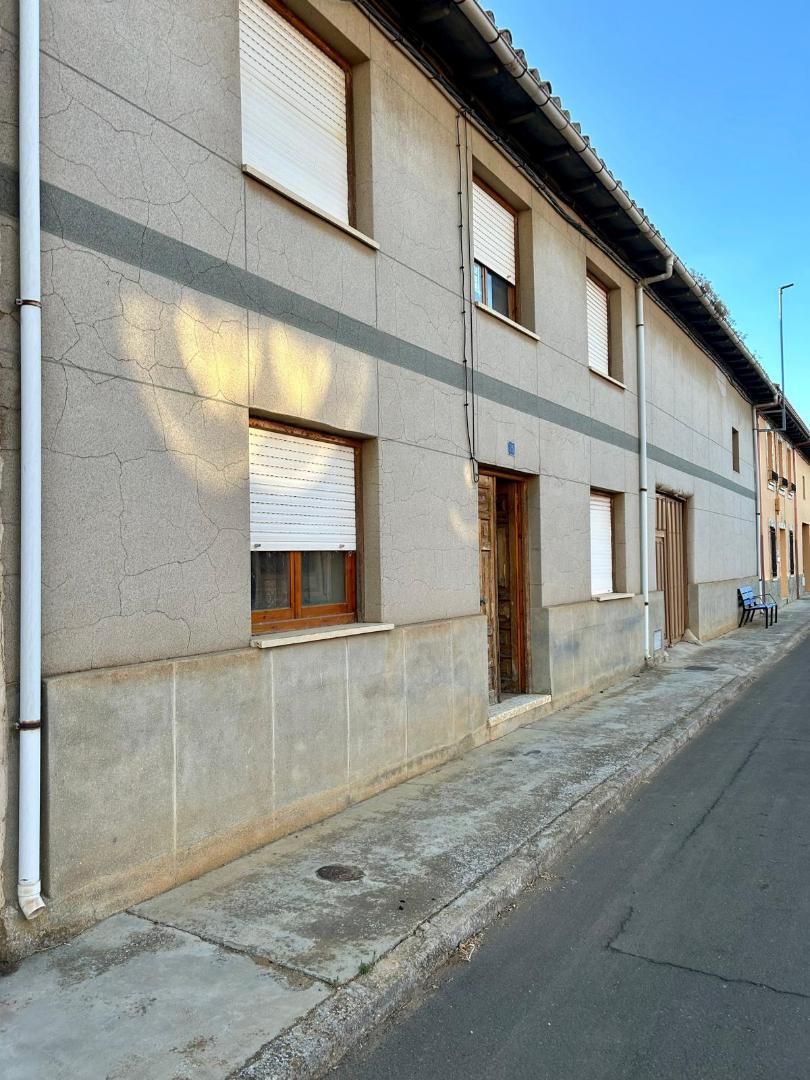 Vista exterior de Piso en venta en Laguna de Negrillos con Jardín privado, Terraza y Trastero