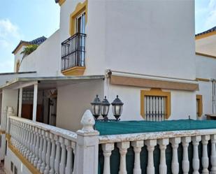 Vista exterior de Casa adosada de lloguer en Torrevieja amb Terrassa, Piscina i Balcó