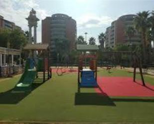 Vista exterior de Pis de lloguer en  Sevilla Capital amb Terrassa i Piscina