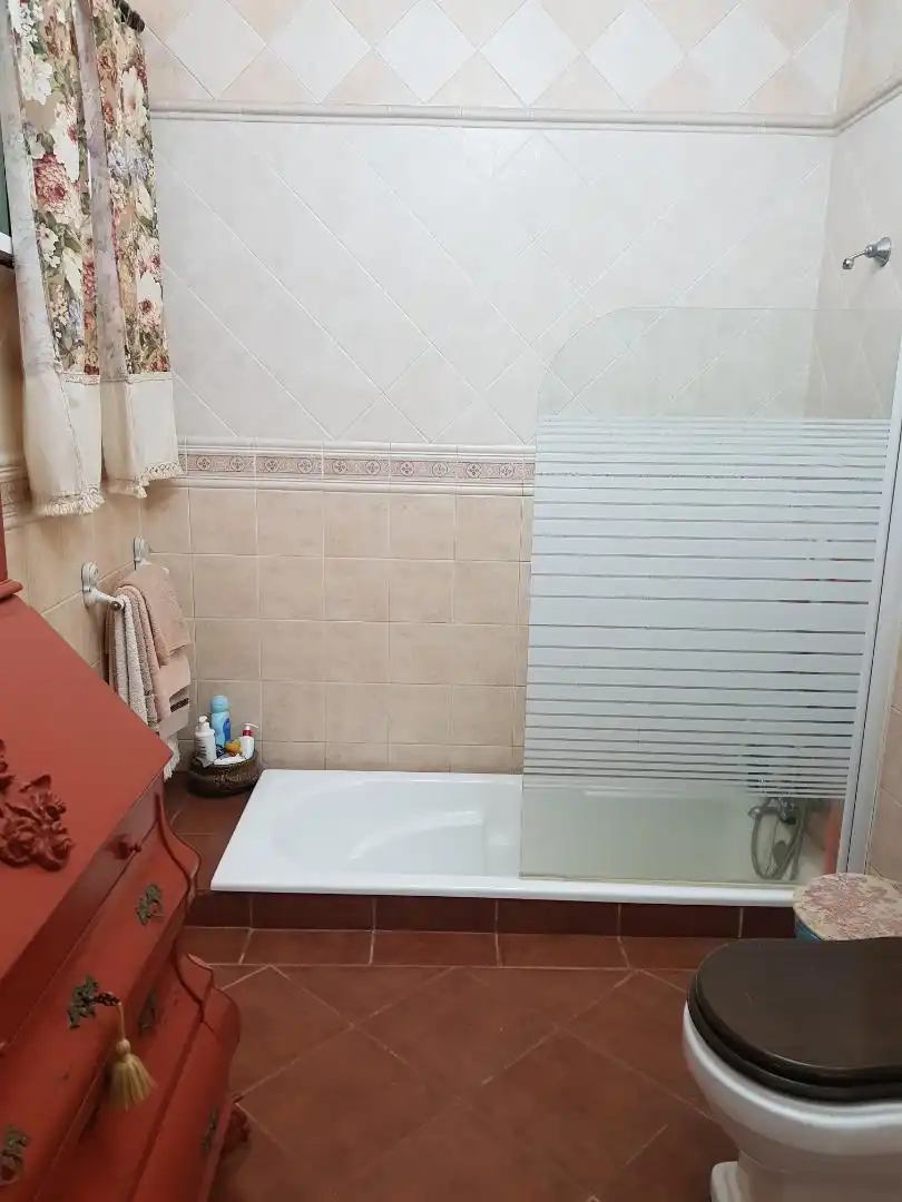 Casa adosada en venda a Calle Tulipanes, 48, El Palmar de Troya Bany de Casa adosada en venda en El Palmar de Troya amb Traster