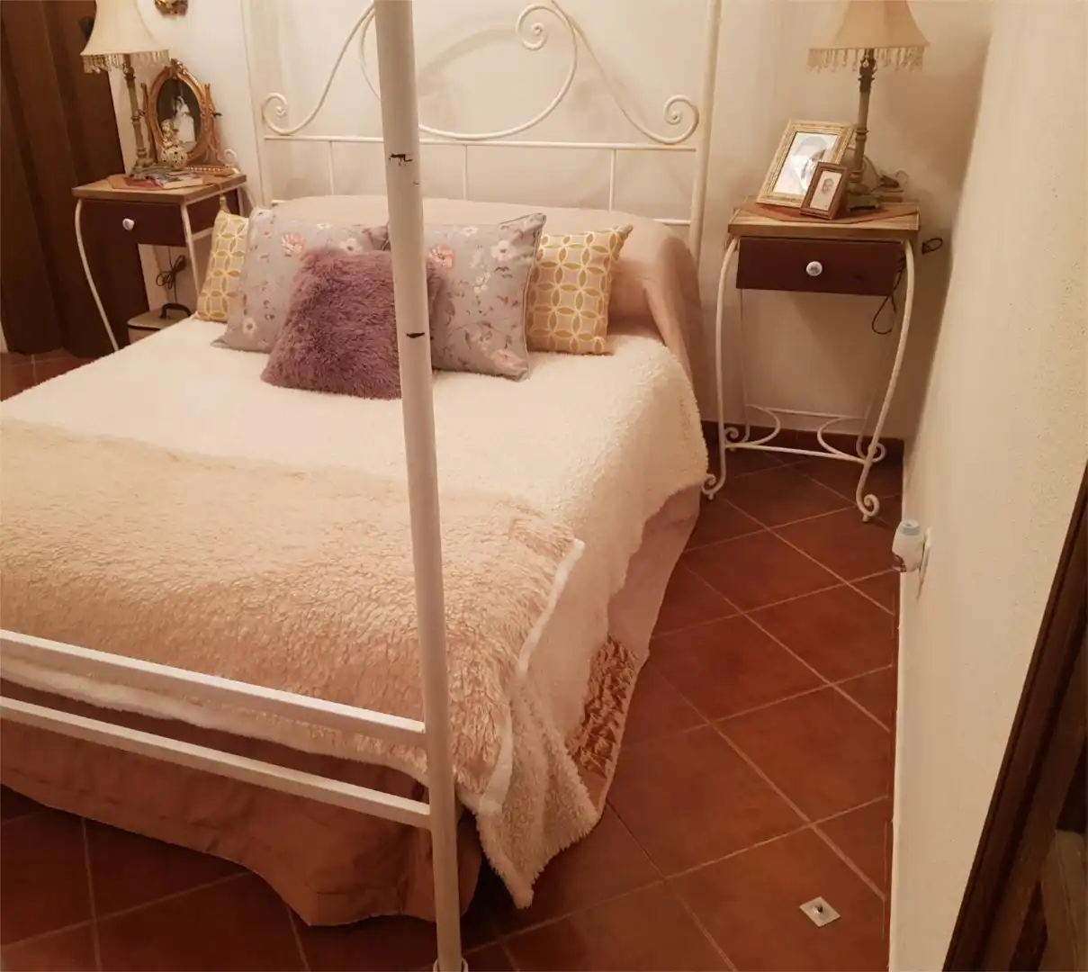 Casa adosada en venda a Calle Tulipanes, 48, El Palmar de Troya Dormitori de Casa adosada en venda en El Palmar de Troya amb Traster