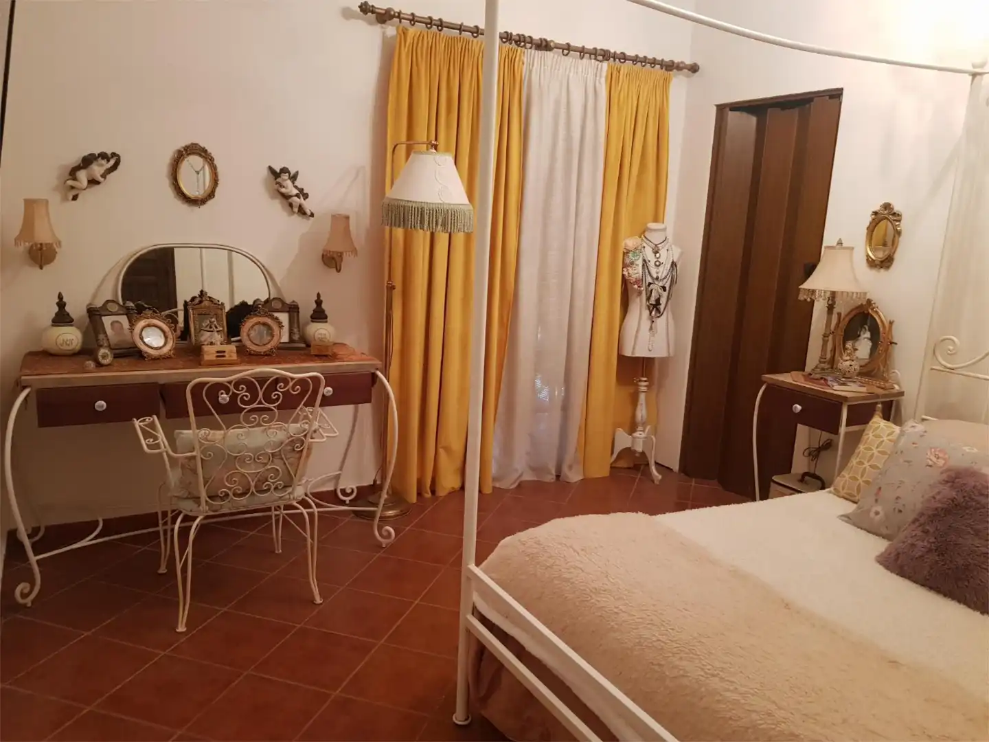 Casa adosada en venda a Calle Tulipanes, 48, El Palmar de Troya Dormitori de Casa adosada en venda en El Palmar de Troya amb Traster