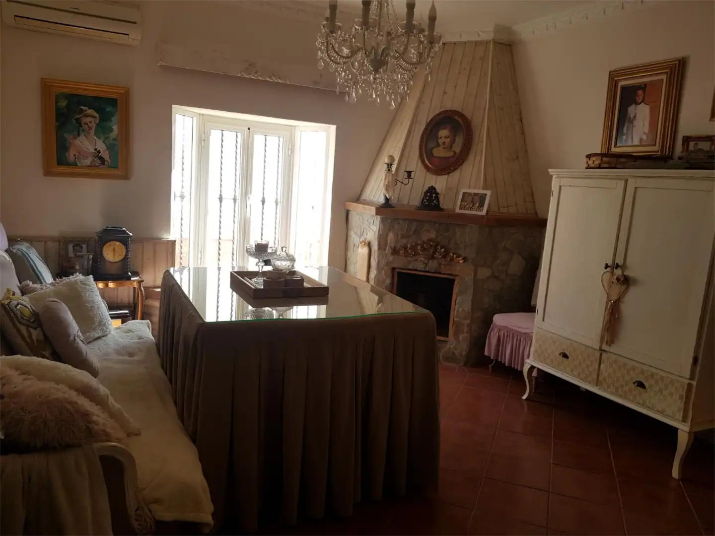 Casa adosada en venda a Calle Tulipanes, 48, El Palmar de Troya Sala d'estar de Casa adosada en venda en El Palmar de Troya amb Traster