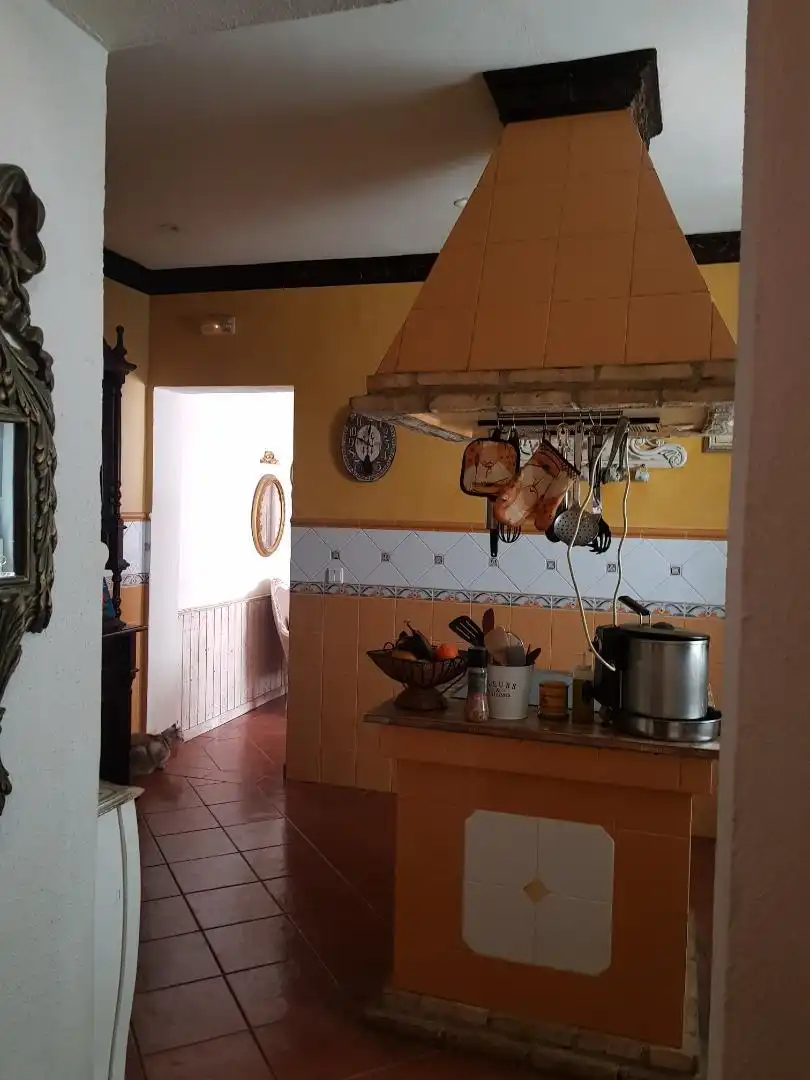 Casa adosada en venda a Calle Tulipanes, 48, El Palmar de Troya Cuina de Casa adosada en venda en El Palmar de Troya amb Traster