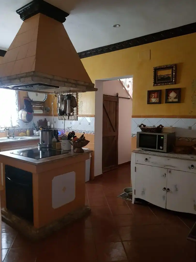 Casa adosada en venda a Calle Tulipanes, 48, El Palmar de Troya Cuina de Casa adosada en venda en El Palmar de Troya amb Traster
