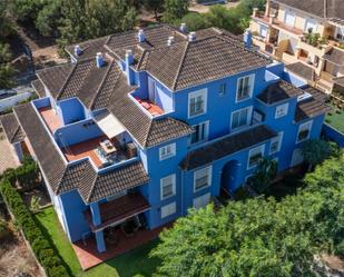 Vista exterior de Àtic en venda en Sotogrande amb Aire condicionat, Terrassa i Piscina