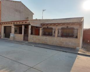 Vista exterior de Casa o xalet en venda en Yepes amb Aire condicionat, Terrassa i Balcó