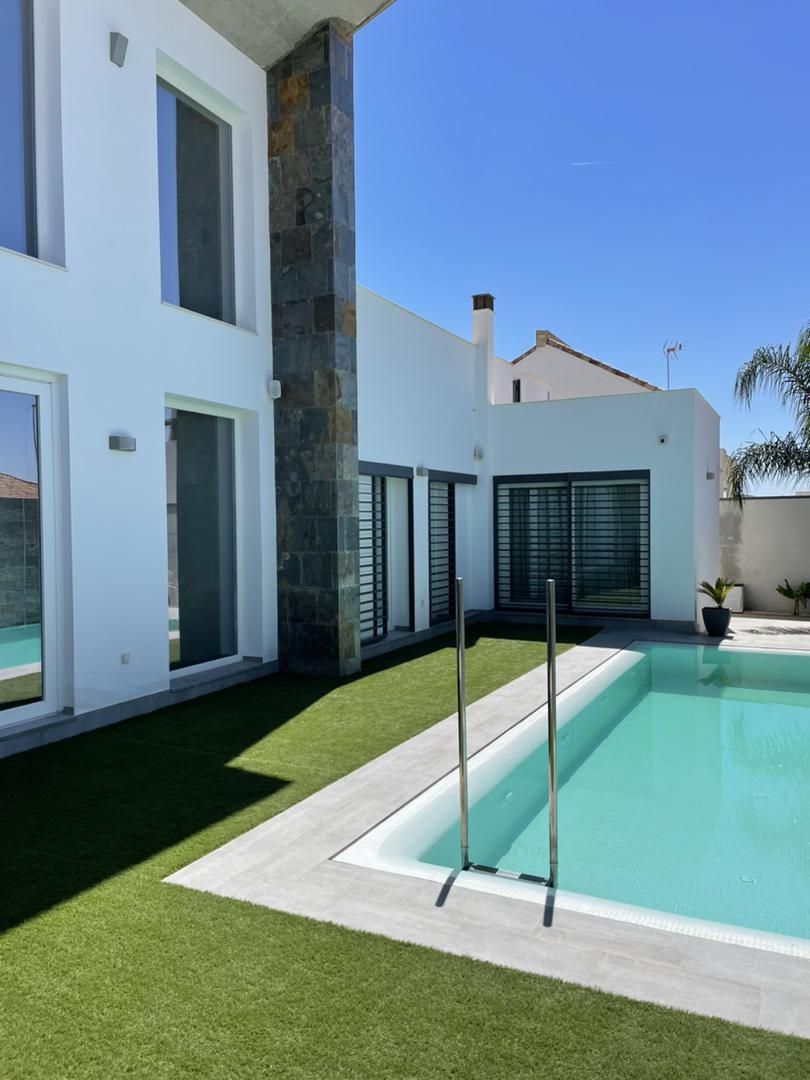 Exterior view of House or chalet for sale in La Rinconada  with Air Conditioner, Heating and Private garden