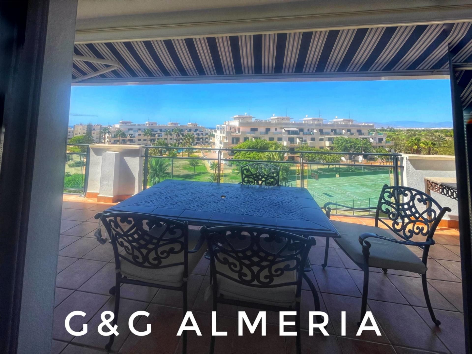 Vista exterior de Àtic en venda en  Almería Capital amb Aire condicionat, Calefacció i Jardí privat
