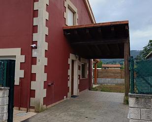 Vista exterior de Casa adosada de lloguer en Castañeda amb Terrassa i Balcó