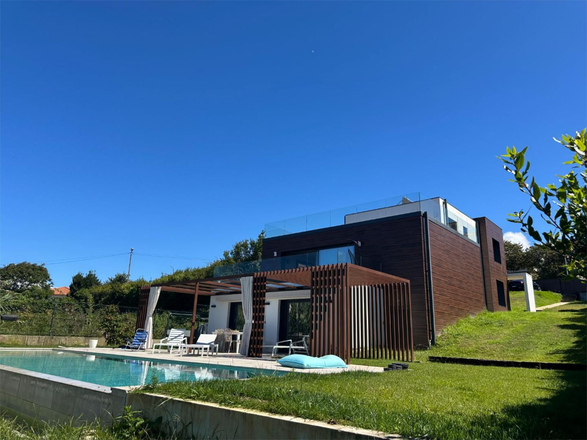 Vista exterior de Casa o xalet en venda en Nigrán amb Terrassa, Piscina i Balcó