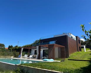 Vista exterior de Casa o xalet en venda en Nigrán amb Calefacció, Jardí privat i Parquet