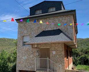 Vista exterior de Casa o xalet en venda en Torre del Bierzo amb Calefacció, Jardí privat i Terrassa