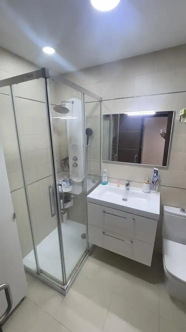 Piso en venta en Puntales - Zona Franca Baño de Piso en venta en Cádiz con Horno, Microondas y Balcón