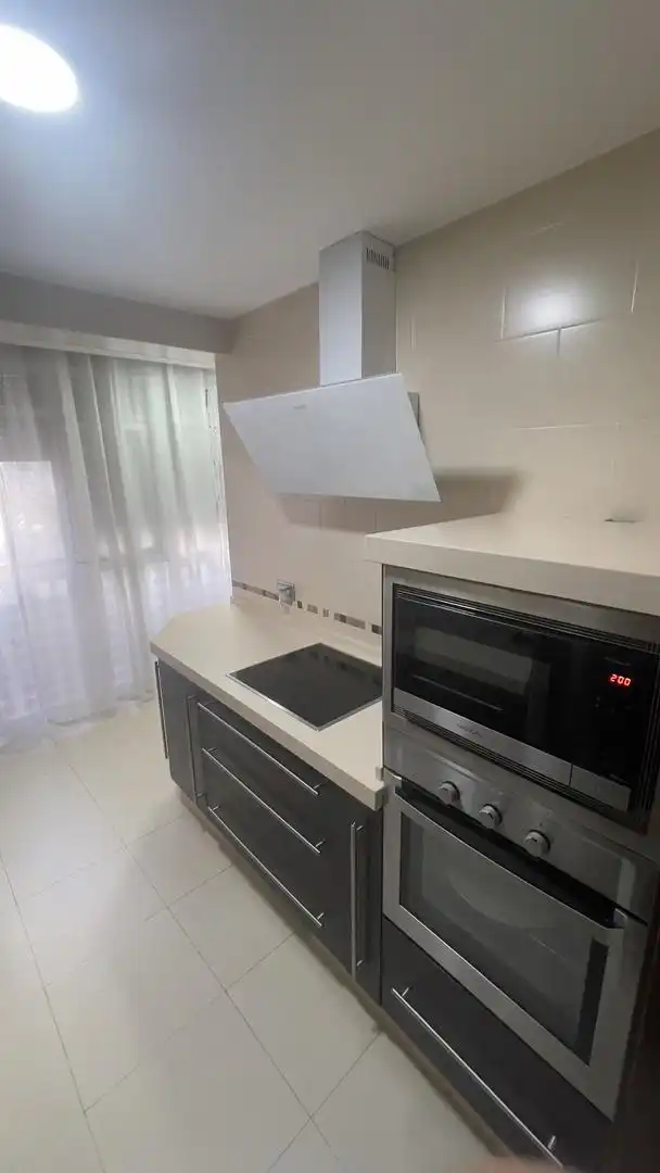 Piso en venta en Puntales - Zona Franca Cocina de Piso en venta en Cádiz con Horno, Microondas y Balcón