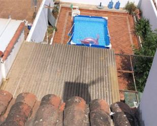 Piscina de Casa adosada en venda en Castellar de la Frontera