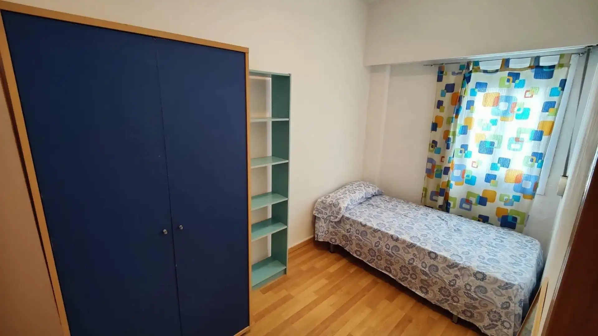 Dormitori de Dúplex per a compartir en Valencia amb Aire condicionat, Parquet i Moblat