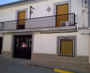 Vista exterior de Pis en venda en Castro del Río amb Terrassa i Balcó