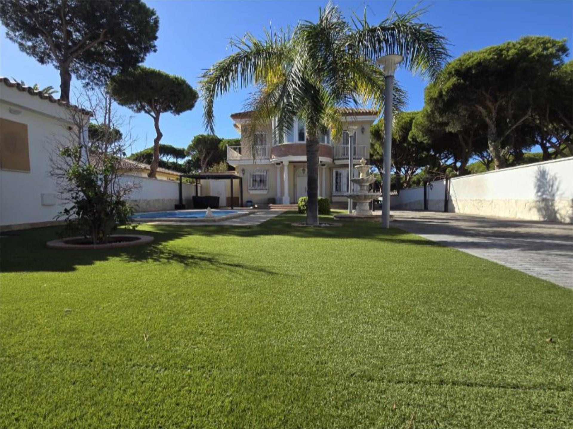 Vista exterior de Casa o xalet en venda en Chiclana de la Frontera amb Aire condicionat, Terrassa i Piscina
