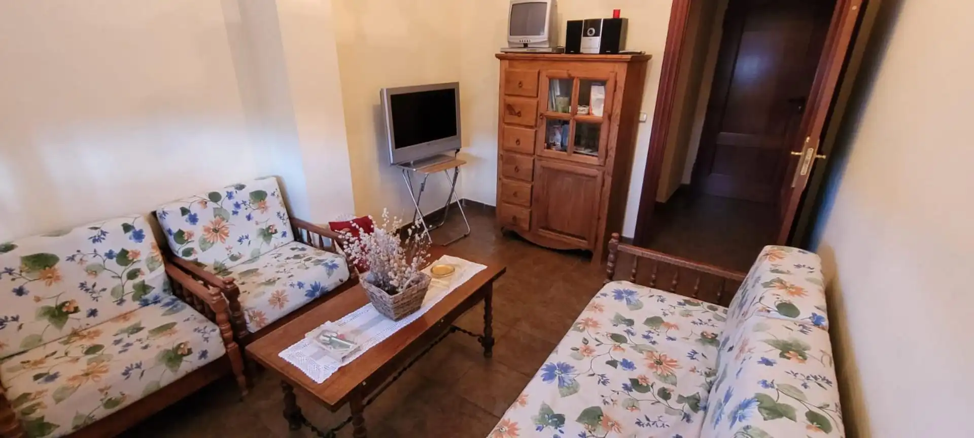 Houses for sale in Calle del Medio, Aldeanueva de la Sierra Living room of Houses for sale in Aldeanueva de la Sierra with Heating, Storage room and Furnished