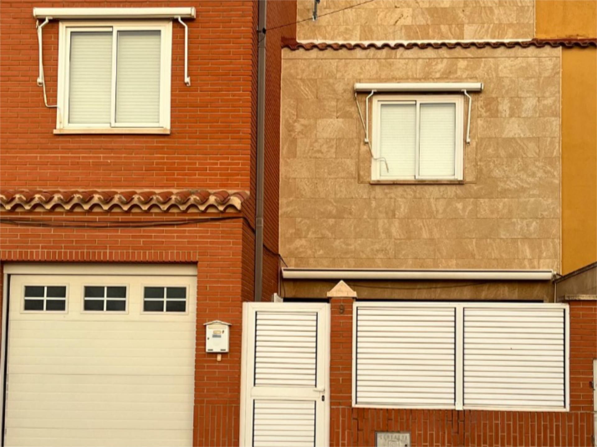 Vista exterior de Casa adosada en venda en Balazote amb Balcó