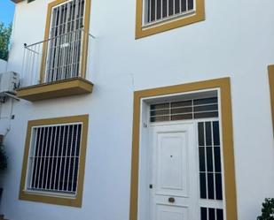 Vista exterior de Casa adosada de lloguer en Dos Hermanas amb Aire condicionat