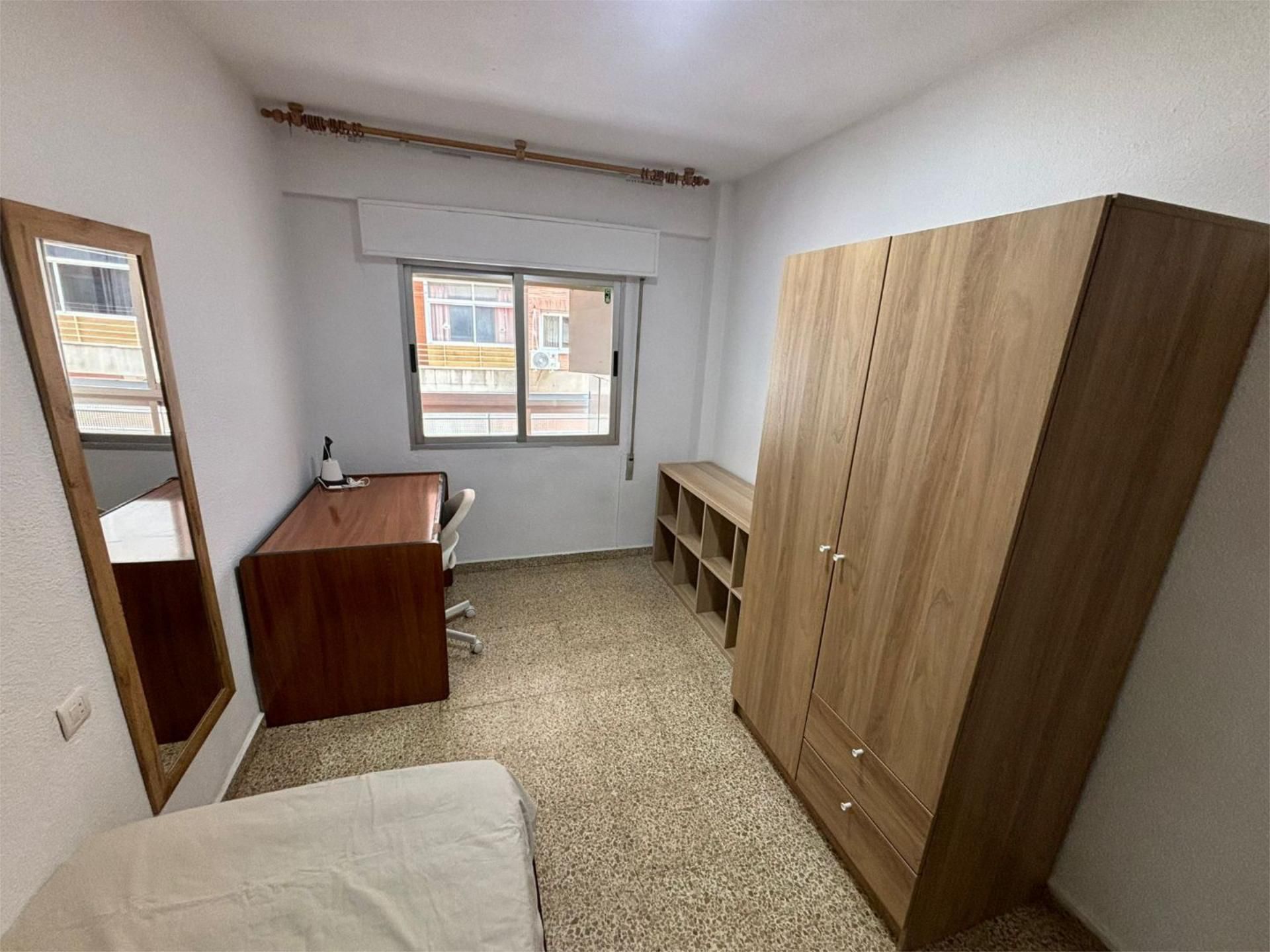 Dormitori de Pis per a compartir en  Granada Capital amb Aire condicionat, Moblat i Balcó