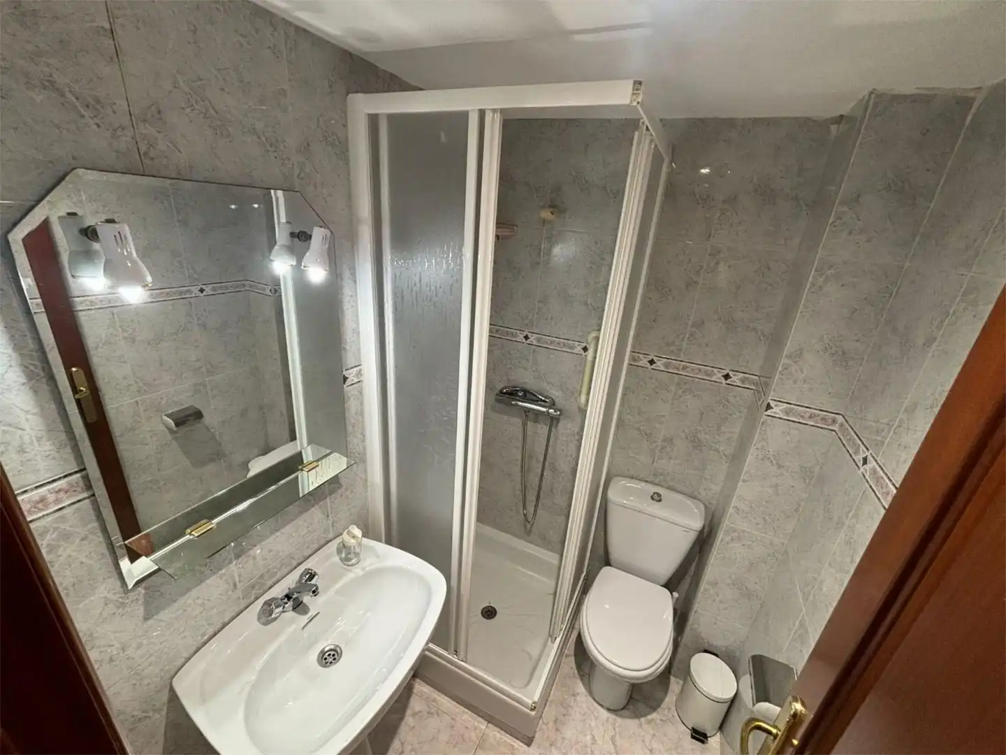 Habitación en Calle Almenillas, 8, Camino de Ronda Baño de Piso para compartir en Granada con Aire acondicionado, Amueblado y Balcón