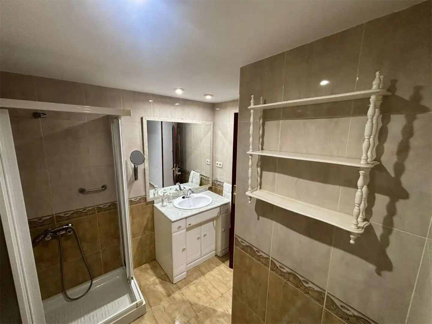 Habitación en Calle Almenillas, 8, Camino de Ronda Baño de Piso para compartir en Granada con Aire acondicionado, Amueblado y Balcón