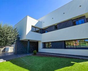 Vista exterior de Casa o xalet en venda en Sant Cugat del Vallès amb Aire condicionat, Terrassa i Piscina