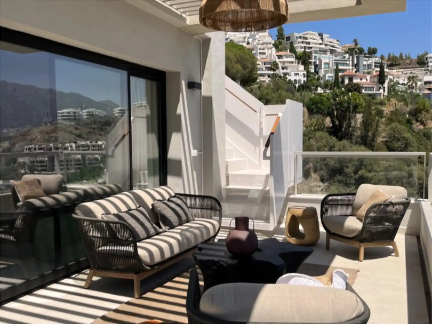 Wohnung zum Verkauf in Urbanizacion el Herrojo, 238, La Quinta Terrasse von Wohnung zum Verkauf in Benahavís mit Klimaanlage, Terrasse und Schwimmbad