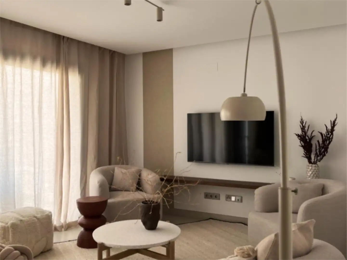 Wohnung zum Verkauf in Urbanizacion el Herrojo, 238, La Quinta Wohnzimmer von Wohnung zum Verkauf in Benahavís mit Klimaanlage, Terrasse und Schwimmbad