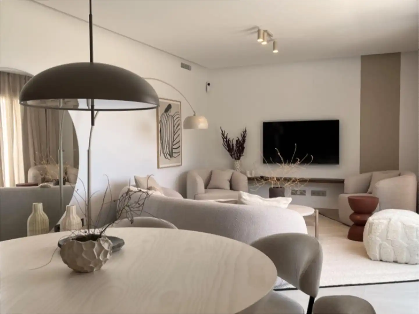 Wohnung zum Verkauf in Urbanizacion el Herrojo, 238, La Quinta Wohnzimmer von Wohnung zum Verkauf in Benahavís mit Klimaanlage, Terrasse und Schwimmbad