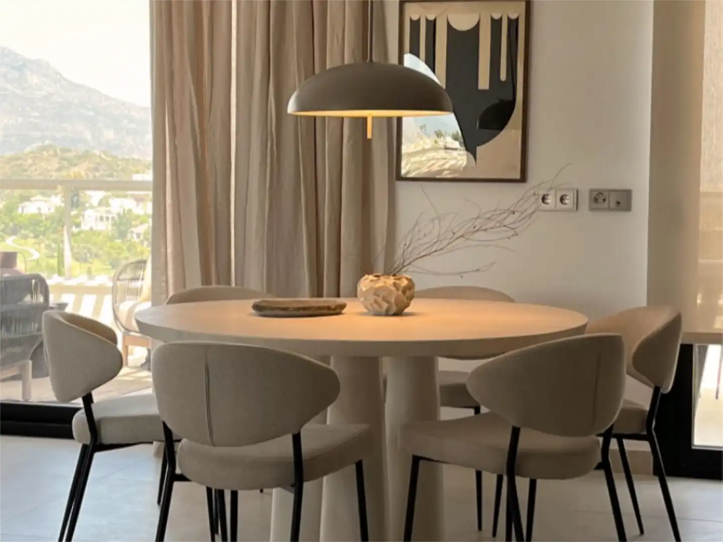 Wohnung zum Verkauf in Urbanizacion el Herrojo, 238, La Quinta Esszimmer von Wohnung zum Verkauf in Benahavís mit Klimaanlage, Terrasse und Schwimmbad