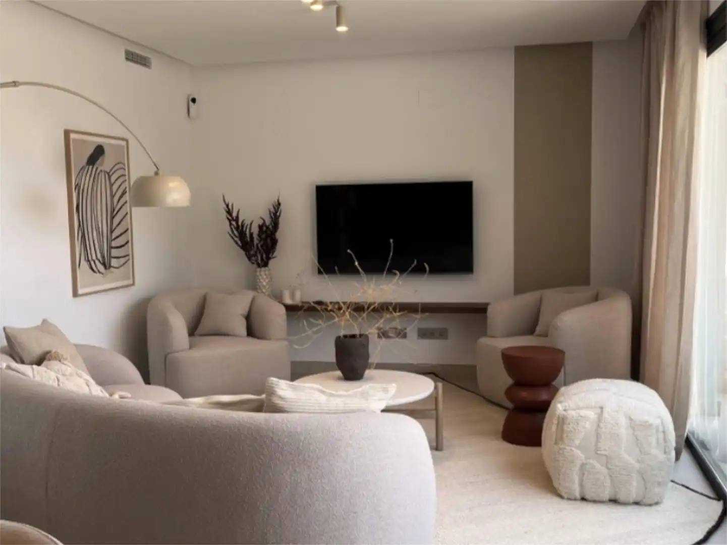 Wohnung zum Verkauf in Urbanizacion el Herrojo, 238, La Quinta Wohnzimmer von Wohnung zum Verkauf in Benahavís mit Klimaanlage, Terrasse und Schwimmbad