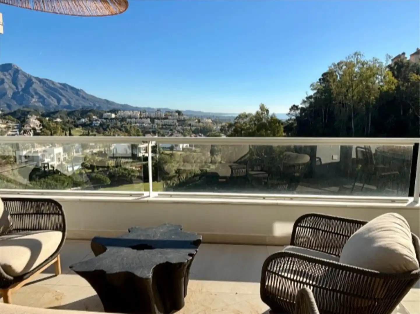Wohnung zum Verkauf in Urbanizacion el Herrojo, 238, La Quinta Außenansicht von Wohnung zum Verkauf in Benahavís mit Klimaanlage, Terrasse und Schwimmbad
