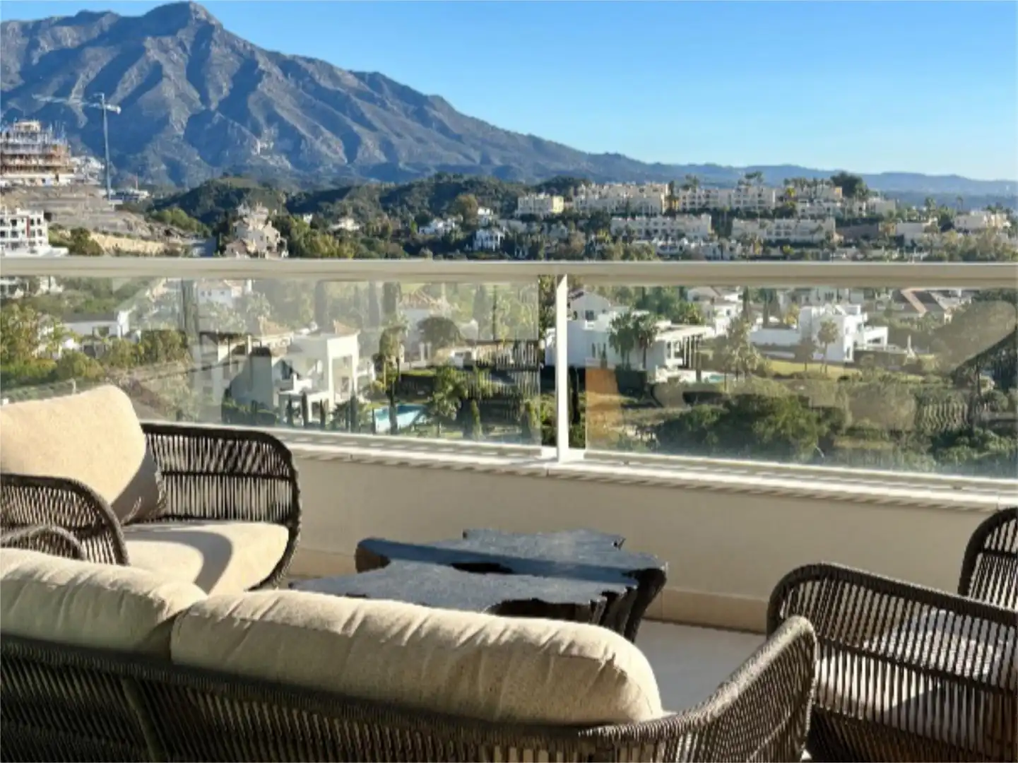 Wohnung zum Verkauf in Urbanizacion el Herrojo, 238, La Quinta Terrasse von Wohnung zum Verkauf in Benahavís mit Klimaanlage, Terrasse und Schwimmbad