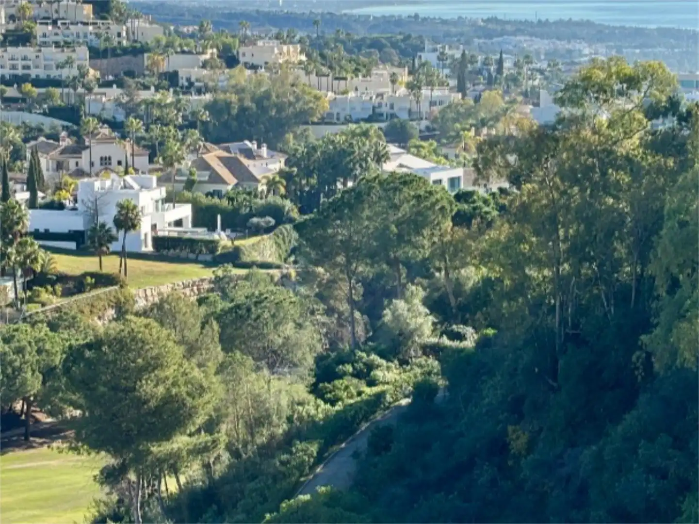 Wohnung zum Verkauf in Urbanizacion el Herrojo, 238, La Quinta Außenansicht von Wohnung zum Verkauf in Benahavís mit Klimaanlage, Terrasse und Schwimmbad