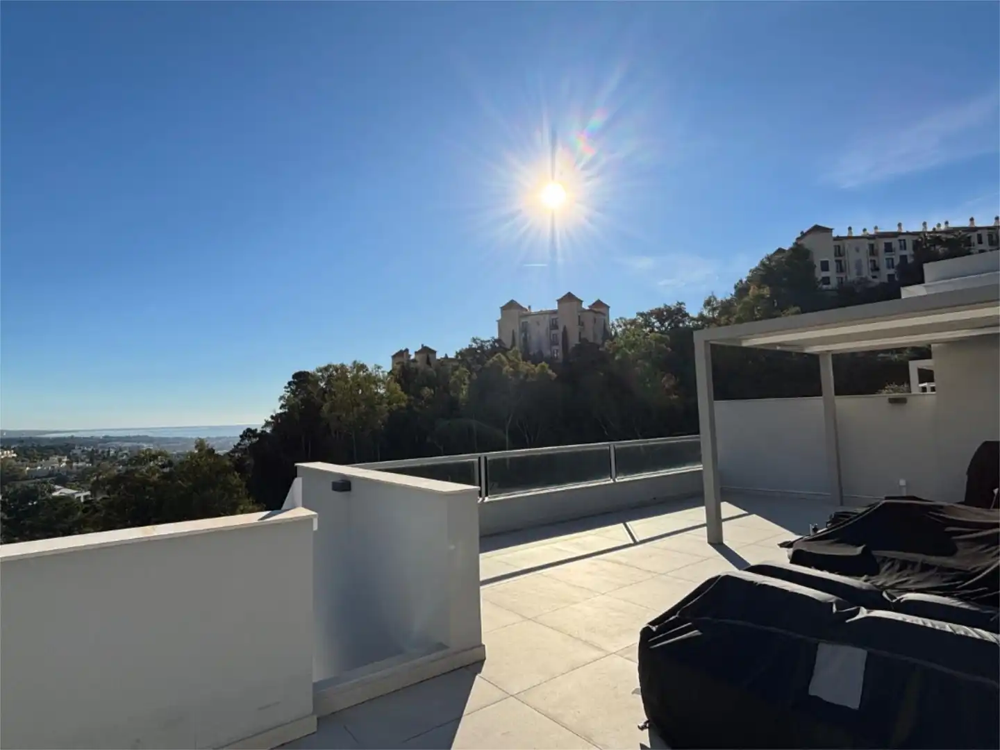 Wohnung zum Verkauf in Urbanizacion el Herrojo, 238, La Quinta Terrasse von Wohnung zum Verkauf in Benahavís mit Klimaanlage, Terrasse und Schwimmbad