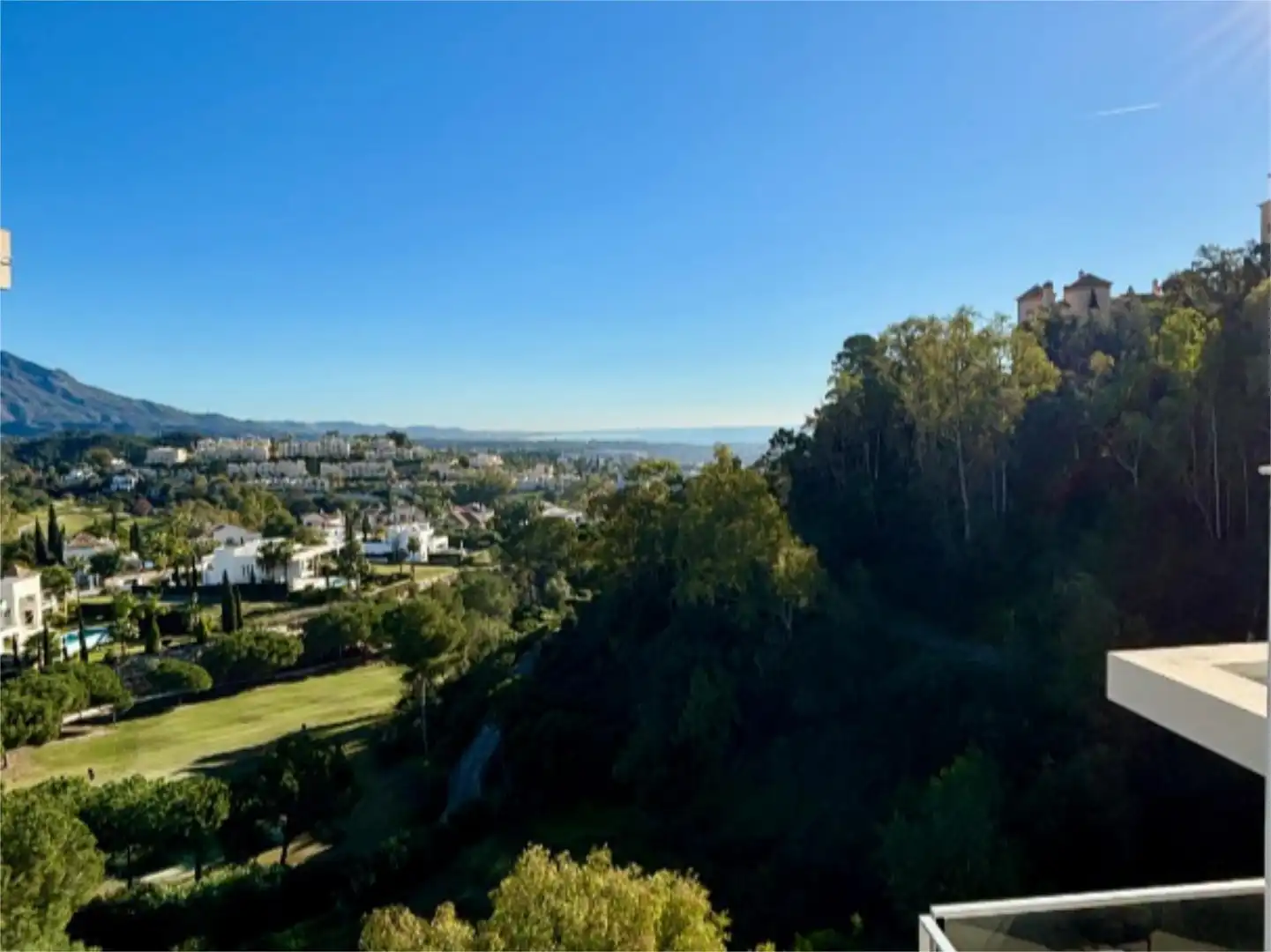 Wohnung zum Verkauf in Urbanizacion el Herrojo, 238, La Quinta Außenansicht von Wohnung zum Verkauf in Benahavís mit Klimaanlage, Terrasse und Schwimmbad