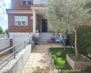 Vista exterior de Casa adosada en venda en Boecillo amb Terrassa i Piscina