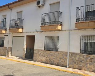 Vista exterior de Casa adosada en venda en La Puerta de Segura amb Aire condicionat, Terrassa i Balcó