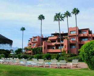 Vista exterior de Pis en venda en Marbella amb Aire condicionat, Terrassa i Piscina