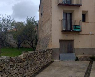 Vista exterior de Casa adosada en venda en Morella amb Jardí privat, Traster i Balcó