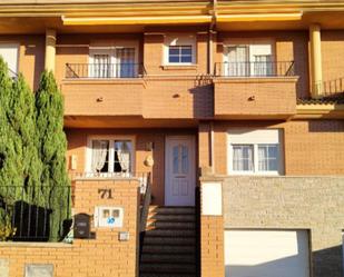 Vista exterior de Casa o xalet en venda en Villaquilambre amb Terrassa i Balcó