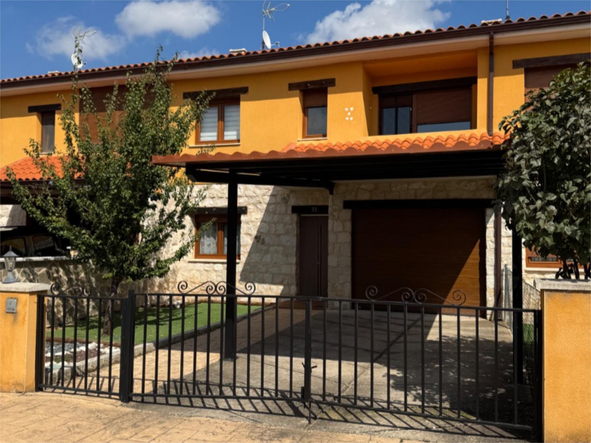 Vista exterior de Casa adosada en venda en Fuentelcésped amb Calefacció, Jardí privat i Parquet