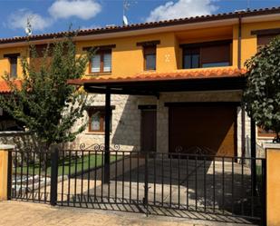 Vista exterior de Casa adosada en venda en Fuentelcésped amb Calefacció, Jardí privat i Parquet