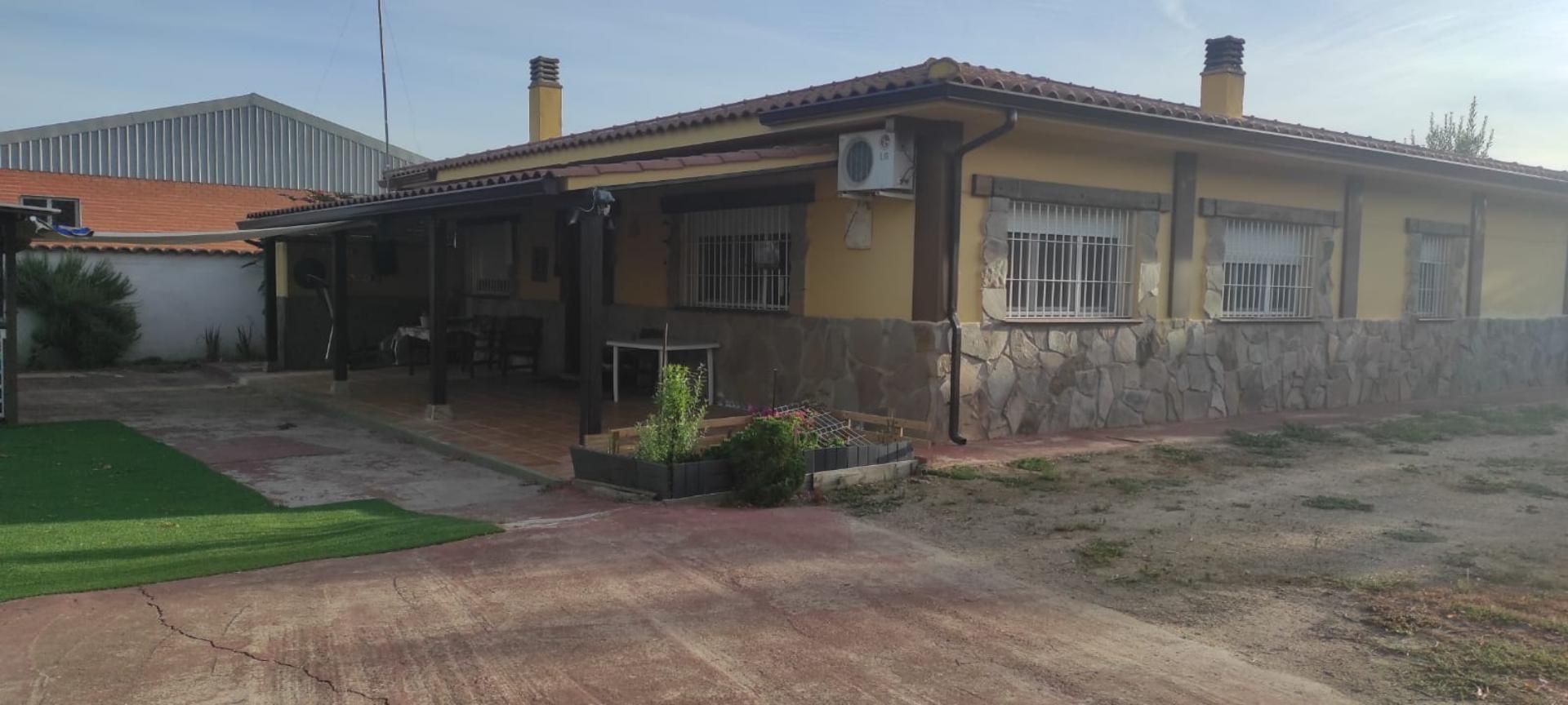 Exterior view of House or chalet for sale in Talavera de la Reina  with Air Conditioner, Private garden and Storage room