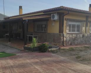 Vista exterior de Casa o xalet en venda en Talavera de la Reina amb Aire condicionat, Jardí privat i Traster