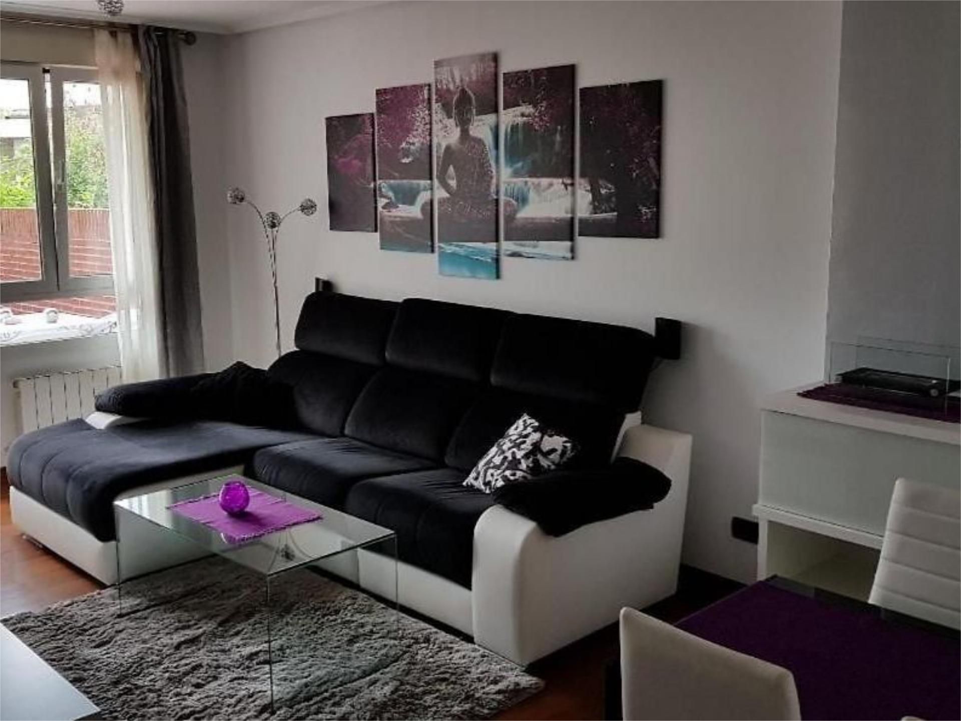 Sala d'estar de Pis en venda en Castro-Urdiales amb Calefacció, Jardí privat i Parquet